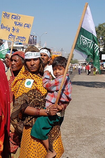 File:Woman and child at farmers rally, Bhopal, 2005.jpg