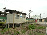 待合室（左）と駅舎（右奥）