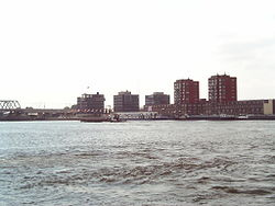 Zwijndrecht al otro lado de Oude Maas