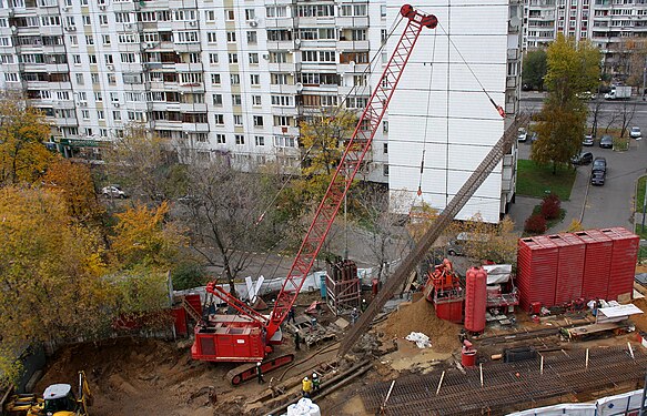 Установка арматурной конструкции в подготовленную траншею