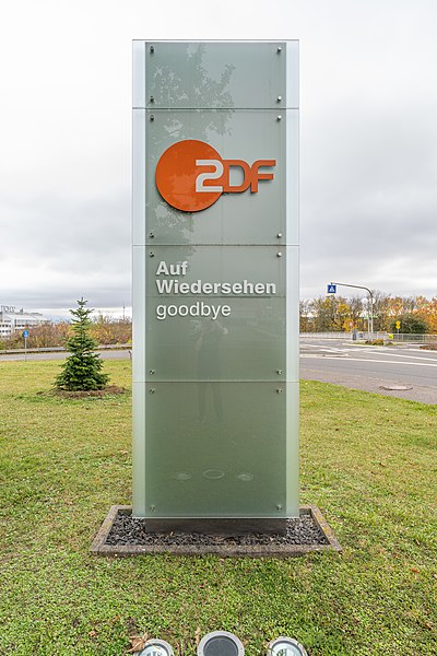 File:"Auf Wiedersehen"-Schild des ZDF am ZDF-Sendezentrum 1 in Mainz 20211107 HOF08098.jpg