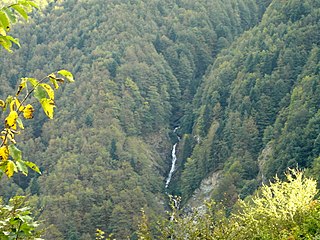 Повремениот водопад на малата притока Демирова Река, непосредно пред вливот во Маздрача