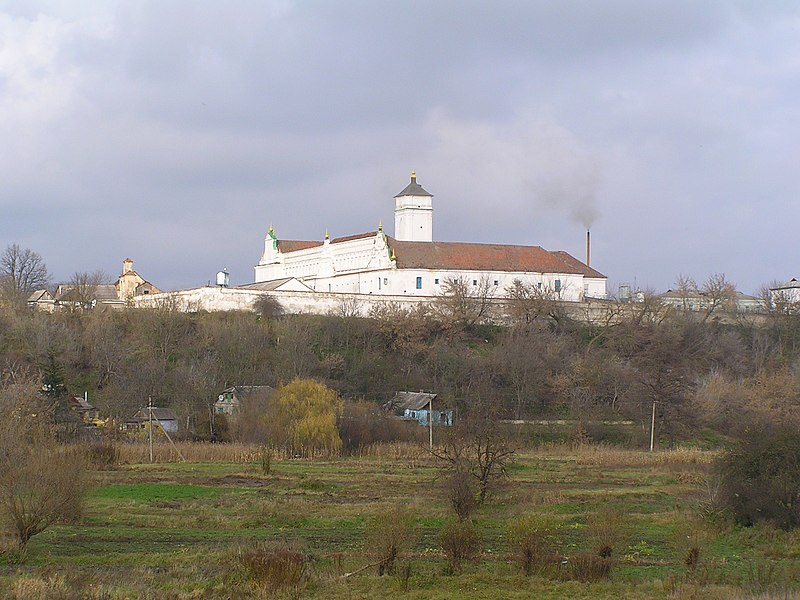 File:Монастир бернардинців в Ізяславі.JPG