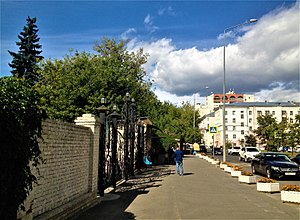 Проезжая часть улицы Хади Такташа между улицами Дальней и Даурской в районе Казанского зооботанического сада