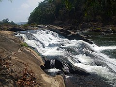 വാഴച്ചാൽ വെള്ളച്ചാട്ടത്തിന്റെ സമീപദൃശ്യം