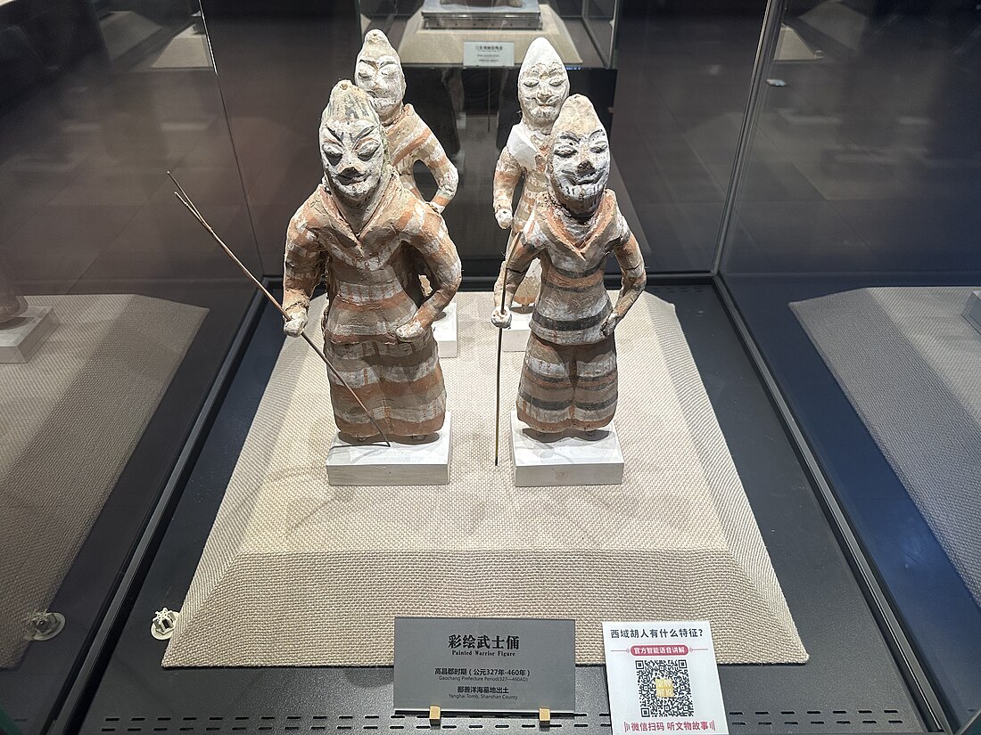 File:吐鲁番博物馆展出的洋海墓地出土的彩绘武士俑.jpg