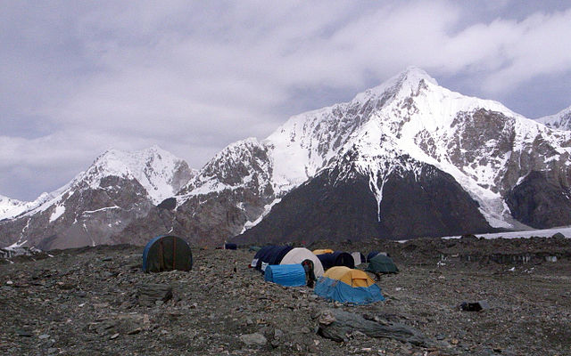 Blick vom Südlichen Engiltschek-Gletscher auf Pik Gorki (rechts) und Pik Sowetskoj Kirgisii (links)