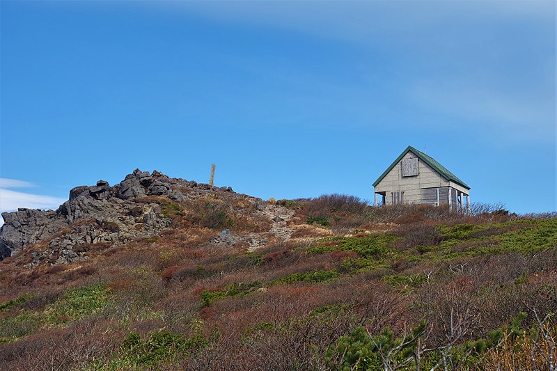 File:船形山山頂と避難小屋.jpg