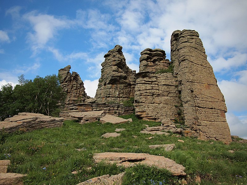 File:蓝天白云下的石林 - Granite Forest under Blue Sky and White Clouds - 2011.06 - panoramio.jpg