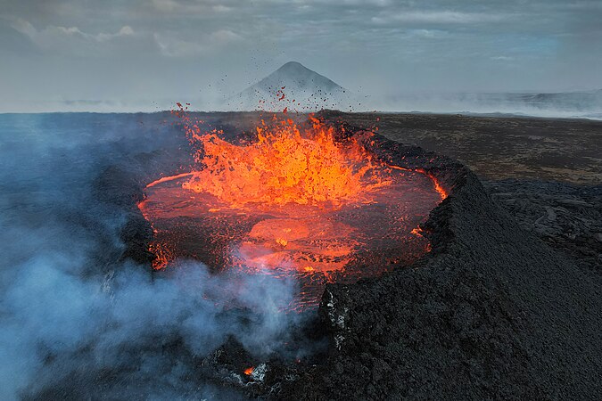图为2023年7月冰岛法格拉达尔火山的爆发，由无人机近距离拍摄。只有使用新科技才能拍出这样的相片，否则要这么近距离安全观察爆发中的火山是不可能的。
