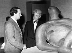 01-12-1950 07064 Henry Moore en Willem Sandberg (5063454336).jpg