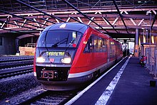 Vorlaufbetrieb am 20. Dezember 2002, der Bahnhof ist eine Baustelle mit einer Bahnsteiglänge, die nur für einen Doppeltriebwagen ausreichend ist.