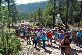 Romería de Santerón: detalle de peregrinos con la imagen de la Virgen de Santerón sobre sus andas, camino de Vallanca (Valencia), año 2012.