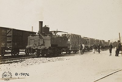 Une 030T manœuvrant un train de matériel militaire américain à Brest le 27 mai 1918.