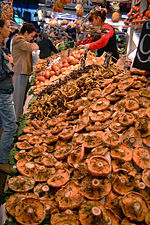 2005-10-29 market stall with Lactarius deliciosus.jpg