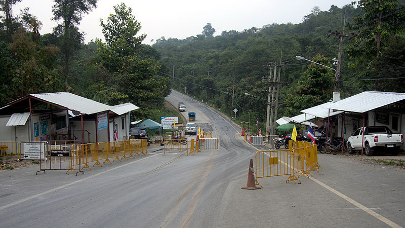 File:2013 1213 Huai Kon border checkpoint.jpg