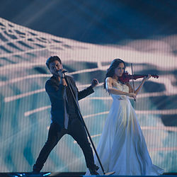 Uzari ja Maimuna esittämässä kappalettaan Eurovision laulukilpailussa.