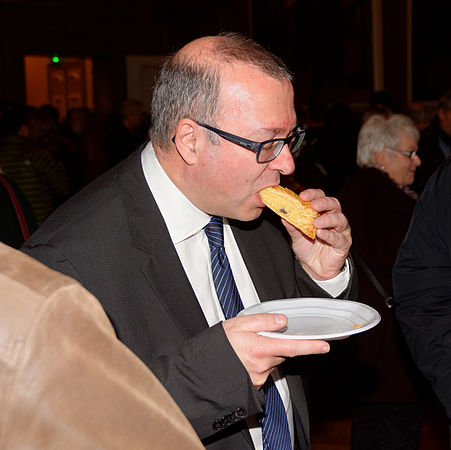 Damien Meslot déguste une part de galette.