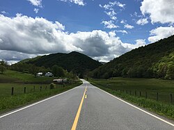 2016-05-19 14 59 04 Blick nach Westen entlang der Virginia State Route 84 (Mill Gap Road) zwischen der Wade Woods Lane und der Virginia State Route 604 in Mill Gap, Highland County, Virginia.jpg