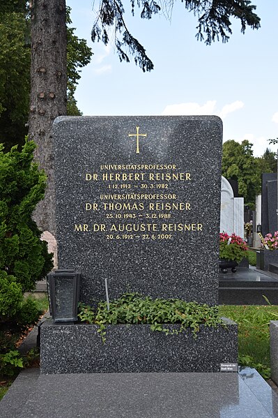 File:2017-08-147 057 Friedhof Hietzing - Herbert Reisner.jpg