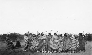 A. indianer dansa. Dansen är en demonstration på dagen för att möjliggöra fotografering - SMVK - 004689.tif