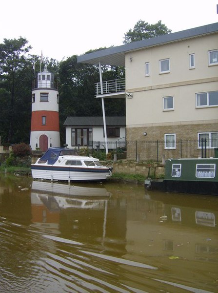 File:A completed folly - geograph.org.uk - 534339.jpg