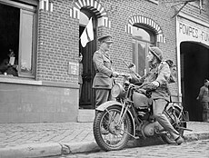 Een Britse motorordonnans levert een bericht af bij de "signals office" van het 1st Border Regiment in Orchies (Frankrijk), 13 oktober 1939.