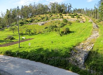 Ruínas do forte romano Ad Pirum na passagem da floresta Birnbaumer