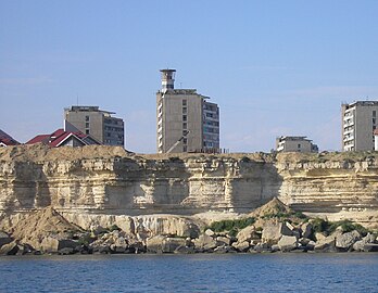 Phare sur le toit d'une maison à Aktau.  Vue depuis la mer Caspienne