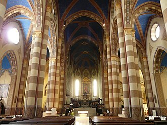 The nave Alba-duomo-navata maggiore.jpg