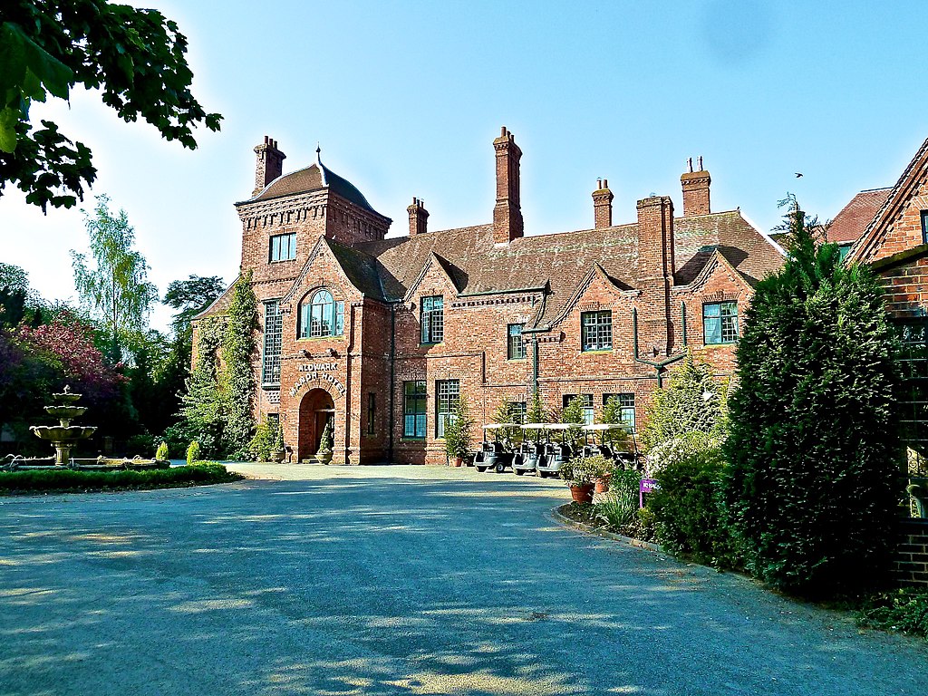 Small picture of Aldwark Manor Hotel courtesy of Wikimedia Commons contributors