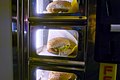 In den Niederlanden kann man „aus der Mauer essen“: Man steckt Geld in den Automaten und nimmt sich das Essen aus dem Fach.