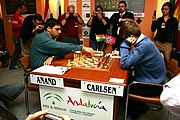 Viswanathan Anand e Magnus Carlsen competindo em Linares em 2007.