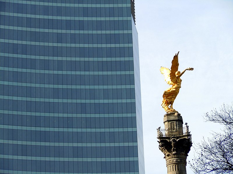 File:Angel of Independence and HSBC (5347978270).jpg