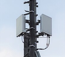 Deux antennes Massive-Mimo Ericsson utilisées pour la 5G. Elles sont attâchées à un mat sur un toit de Zürich.