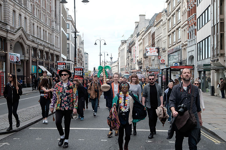 Manifestantes marcham abaixo da Strand. Imagem: Tom Morris.