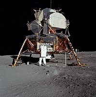 Buzz Aldrin extrait le sismomètre de la baie du module lunaire.
