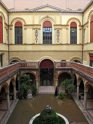 Archeologico di bologna, cortile 02.JPG