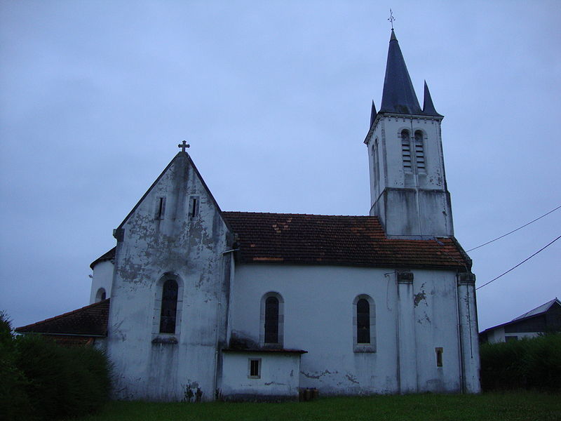 Fichier:Aroue (Aroue-Ithorots-Olhaïbe, Pyr-Atl, Fr) l'église dans la lumière du matin.JPG