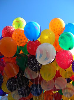 https://upload.wikimedia.org/wikipedia/commons/thumb/0/04/Balloons_in_the_sky.jpg/250px-Balloons_in_the_sky.jpg