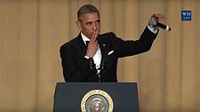 الرئيس باراك أوباما يختم ترصيحه الأخير في أعشية المراسلين إسقاط ميكروفون في عشاء 2016