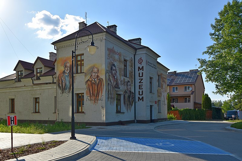 File:Baranów Sandomierski, muzeum (HB1).jpg