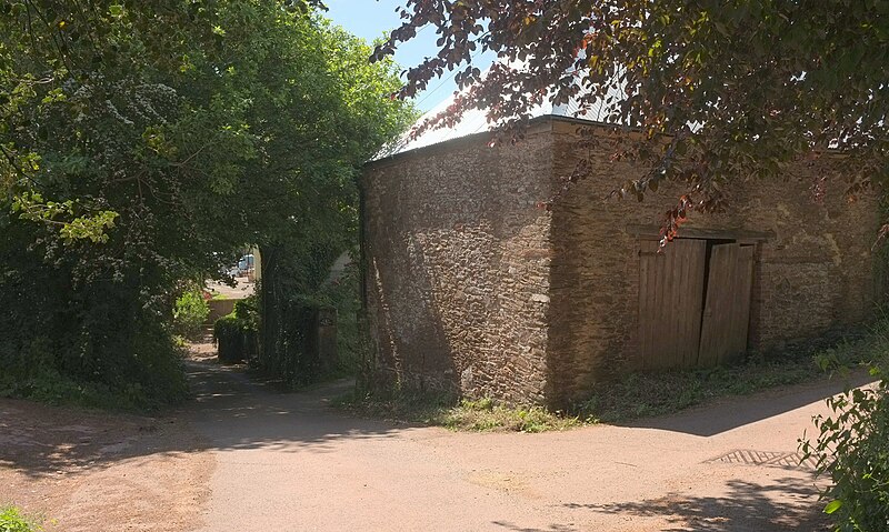 File:Barn, Luscombe (geograph 6161007).jpg