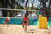 Deutsch: Beachvolleyball bei den Olympischen Jugendspielen 2018; Tag 8, 14. Oktober 2018; Mädchen, Achtelfinale – USA-Peru 2:0 (21–19/21–12) English: Beach volleyball at the 2018 Summer Youth Olympics at 14 October 2018 – Girls Round of 16 – USA-Peru 2:0 (21–19/21–12)