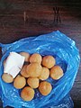Beignets de manioc accompagnés d'une tranche de coco frais 02