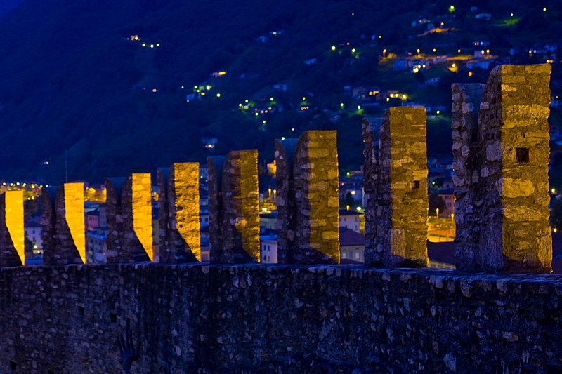 File:Bellinzona Castelgrande Zinnen.jpg