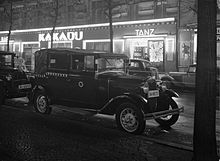 The "Kakadu" (1919-1937), one of Berlin's best-known dance- and nightclubs since the early 1920s, offered a bar, a dance floor, live music played by jazz band, and cabaret. Berlin Joachimsthaler Strasse 191-0462.jpg