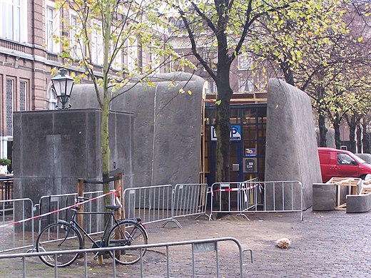 Filmset van Zwartboek (2006) op het Plein (Den Haag): de ingang van de parkeergarage wordt omgebouwd tot bunker.