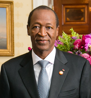 Blaise Compaoré deixou a Presidência formalmente ontem e partiu ao exílio com seus familiares ao Costa do Marfim