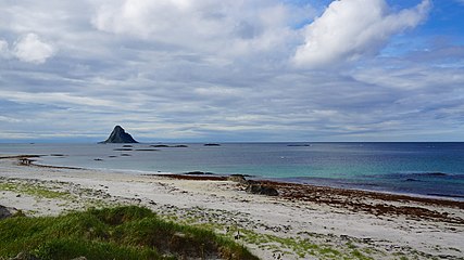 Bleiksøya widoczna z brzegów wyspy Andøya